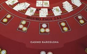 Meja casino dengan dealer dan pemain yang sedang bermain blackjack